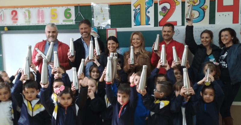 Una botella al día supone en el año lectivo 18.000 botellas solo en este pequeño centro de Teror (Foto TA)